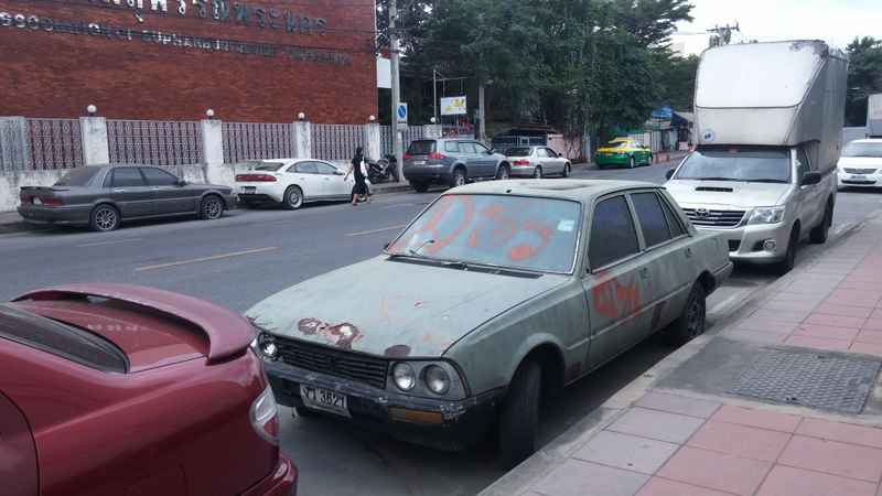 Notice the whale-tail spoiler on the 323 Astina in the background. The huge storage box on that Hilux behind is a fairly common site too - ugly but very practical!